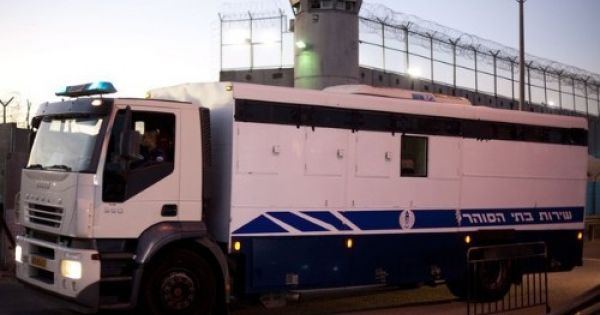 نقل 76 أسيرا مضربا من 