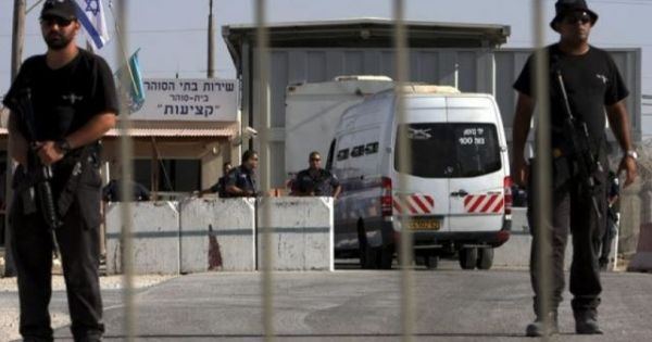 ادارة السجون تعتدي على الأسير ناصر عويس في عزل 