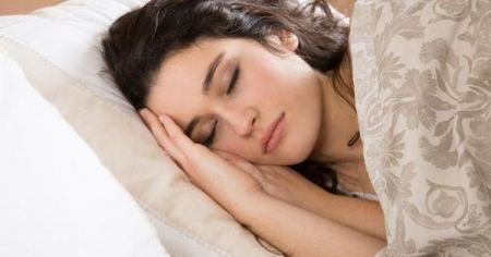 علاقة ساعات النوم ليلاً بجمال الوجه ! 
