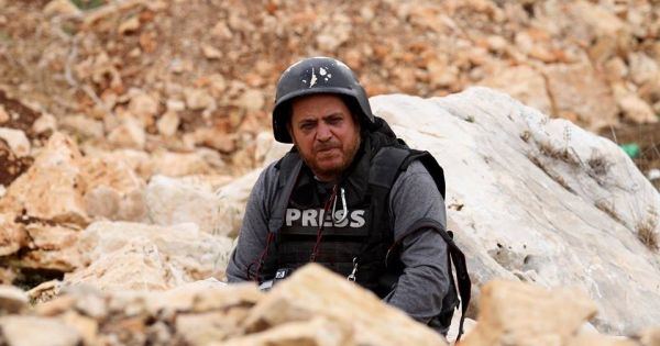 الصحفي جعفر اشتية يفوز بجائزة الصحافة العربية، وهذه الصورة التي منحته الفوز ... 