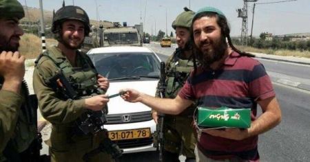 مستوطنون يتبادلون الحلوى عقب قتلهم فلسطينيا في حوّارة