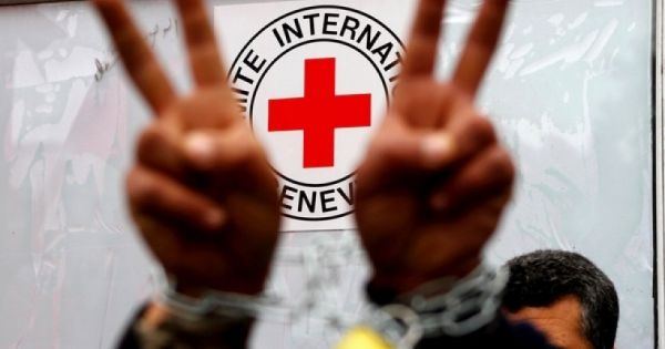 زيارة الاسرى المضربين في النقب من قبل الصليب الاحمر