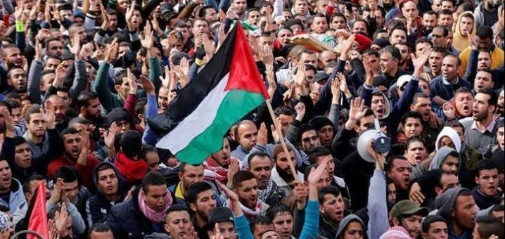  جماهير غفيرة تشيع جثمان الشهيد الطبيب جبارين في جنين