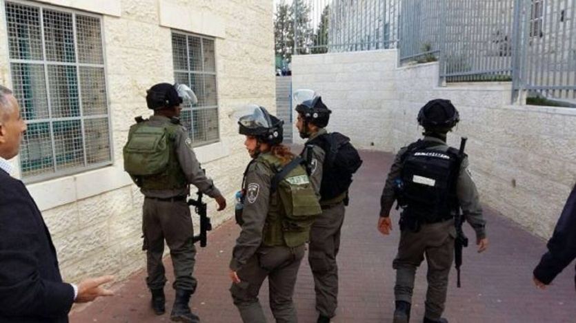 الاحتلال يقتحم مدرسة بالقدس ويعتقل طالبا