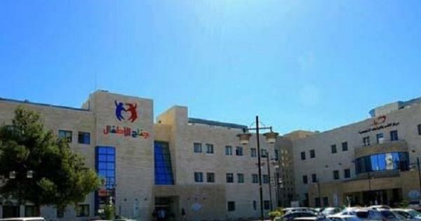 جيش الاحتلال يقتحم مجمع رام الله الطبي
