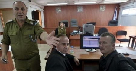 نادي الأسير يقدم التماسات للسماح للمحامين بزيارة المضربين