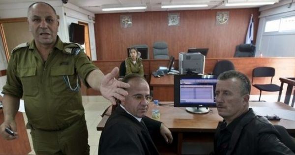 نادي الأسير يقدم التماسات للسماح للمحامين بزيارة المضربين