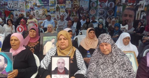 رام الله: العشرات يشاركون في وقفة تضامنية مع الاسرى المضربين