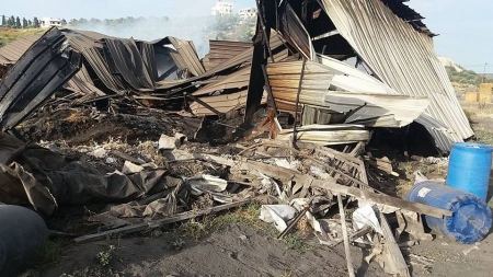 الاحتلال يهدم ويحرق “بركسين” و8 “مشاحر” في يعبد
