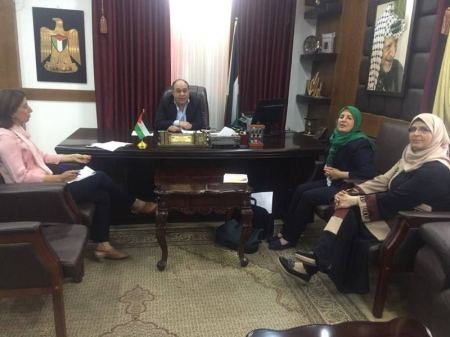 محافظ جنين يطلع على برنامج مركز الدراسات النسوية لدعم النساء الفاقدات 