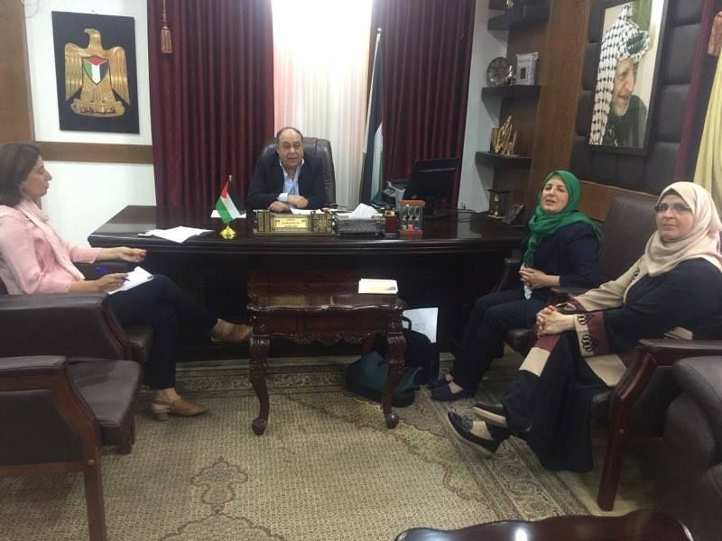 محافظ جنين يطلع على برنامج مركز الدراسات النسوية لدعم النساء الفاقدات 