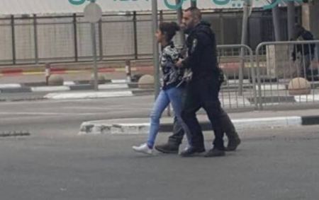 اعتقال طفلة عى حاجز قلنديا
