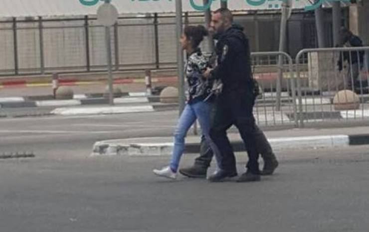 اعتقال طفلة عى حاجز قلنديا