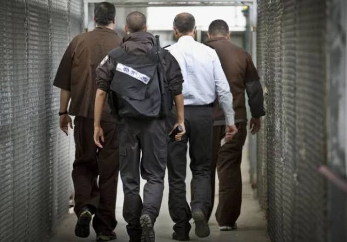 كلاب إسرائيل تفتش غرف الأسرى بالنقب