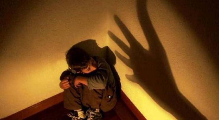 خمسيني يخطف طفلاً ويحاول الاعتداء عليه في حمام مسجد