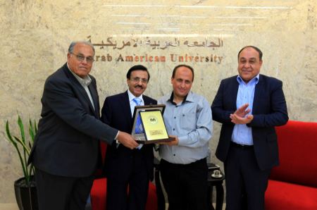 الجامعة العربية الأمريكية تكرم عضو هيئتها التدريسية أ. د. قصراوي لإنجازاته البحثية المتميزة 