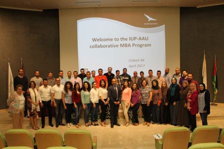 مساعدة عميد كلية العلوم الإدارية والمالية في جامعة انديانا تلتقي مع الطلبة الجدد في برنامج إدارة الاعمال