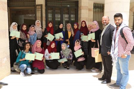 تخريج الطلبة المشاركين في الدورة التدريبية حول مهارات العمل الصحفي الأساسية في خضوري