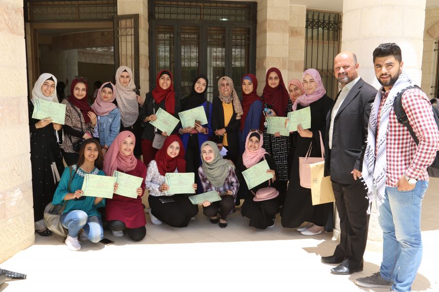 تخريج الطلبة المشاركين في الدورة التدريبية حول مهارات العمل الصحفي الأساسية في خضوري