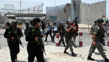 الاحتلال يعتقل سيدة فلسطينية على حاجز قلنديا