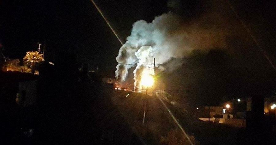 فجراً..شبان يحرقون البرج العسكري على مدخل مخيم الفوار بالخليل