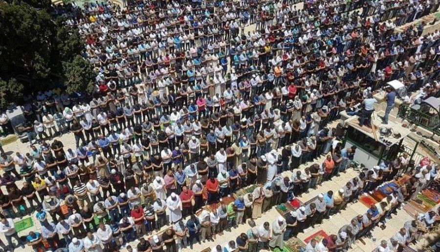 الآلاف يتدفقون إلى الأقصى لأداء صلاة الجمعة الثانية من رمضان