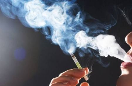 فتوى| ما حكم من يفطرون في رمضان على سيجارة؟