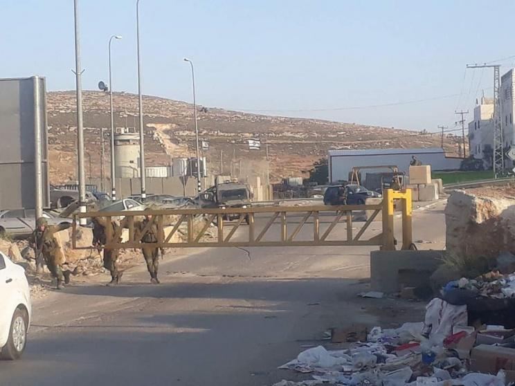 اعتقال شاب بزعم محاولة دهس جنود في الخليل