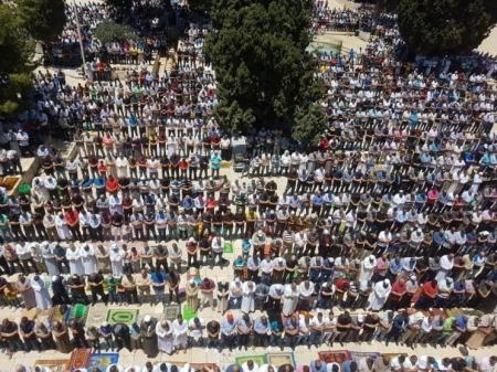 120 ألف مصلٍ يؤدون صلاة الجمعة الأولي من رمضان في الأقصى