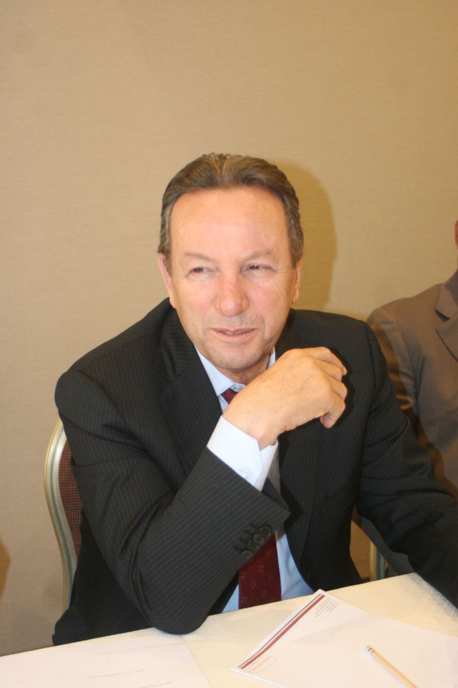  المهندس موحد يتبرع بواحد وخمسون ألف دينارلسداد ديون عدد من خريجي الجامعة العربية الامريكية