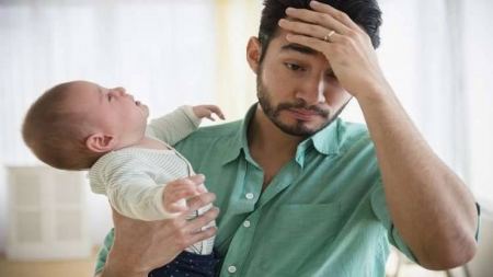 هل يصاب الرجال أيضاً بإكتئاب ما بعد الولادة؟!