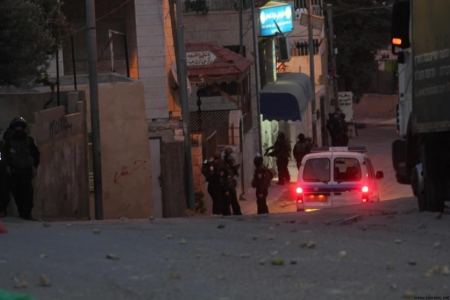 القدس: إصابة طفل واعتقال والدة أسير