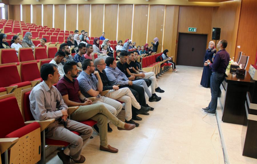  مركز حسيب الصباغ بالجامعة العربية الامريكية يحتفل بتخريج مشاركين في دورات مختلفة