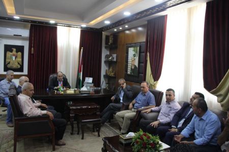  محافظ جنين يطلع على نتائج جولة السلامة العامة التفتيشية في أسواق المدينة