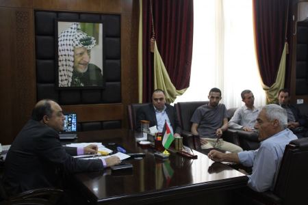  محافظ جنين يطلع على معاناة المواطنين على البوابة 300 في قرية طورة