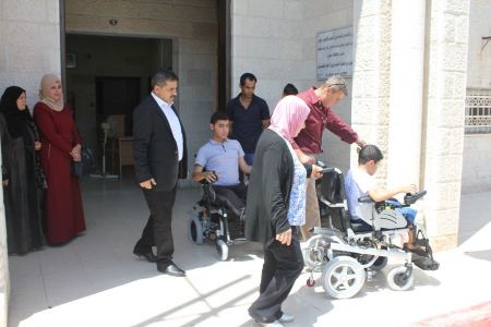  جنين : تسليم مكرمة رئاسية لذوي الاحتياجات الخاصة في المحافظة