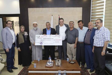 قلقيلية: الغرفة التجارية تقدم دعما ماليا للجنة الزكاة المركزية