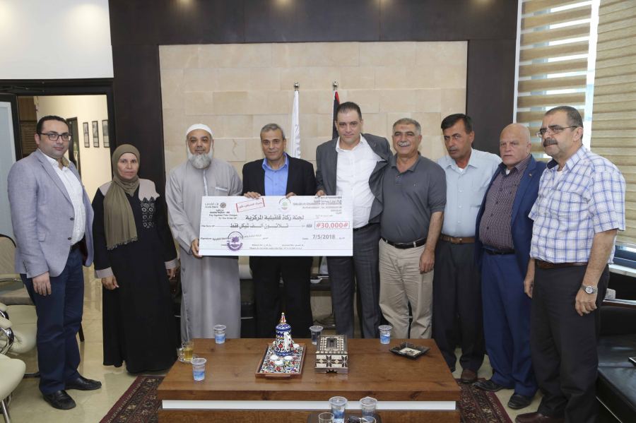 قلقيلية: الغرفة التجارية تقدم دعما ماليا للجنة الزكاة المركزية