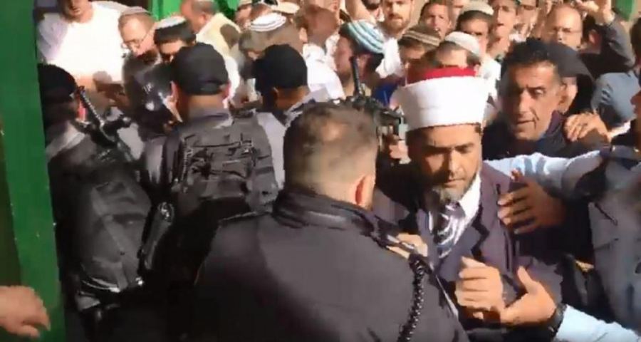 توتر شديد في الأقصى ومستوطنون يرفعون العلم الإسرائيلي داخل باحاته