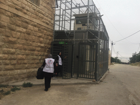 سلطات الاحتلال تمنع الطاقم الطبي في لجان العمل الصحي من الوصول إلى تل ارميدة في قلب مدينة الخليل