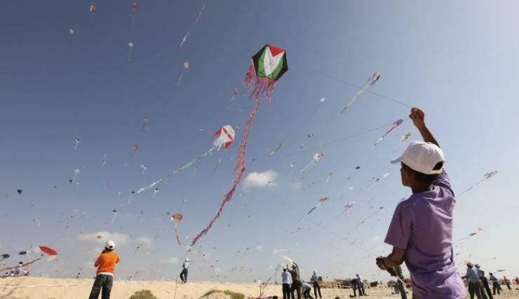 الاحتلال يستنفر ويتوعد الطائرات الورقية في 'جمعة عمال فلسطين'