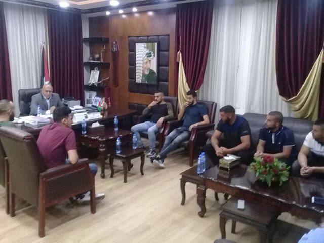 محافظ جنين يطلع على احتياجات الطلبة في محيط السكنات الجامعية 