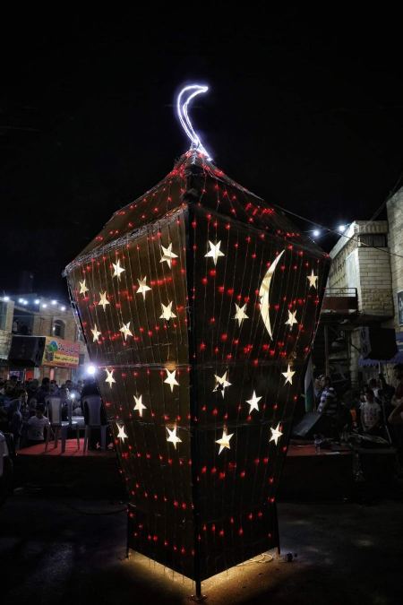 خاص/صور: إضاءة فانوس رمضان في بلدة الزبابدة جنوب شرق جنين بحضور رسمي وشعبي كبير 