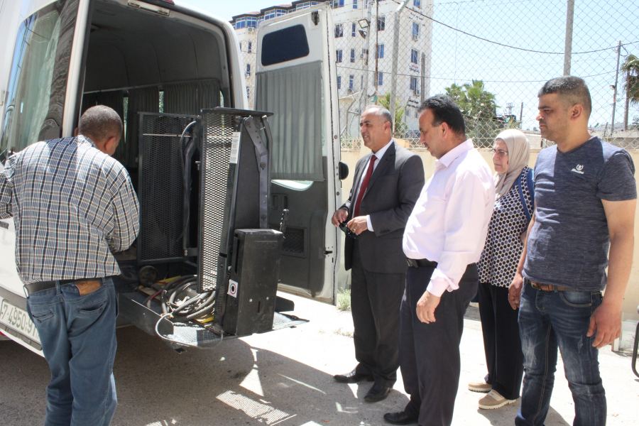 محافظة جنين تتسلم رافعة كهربائي