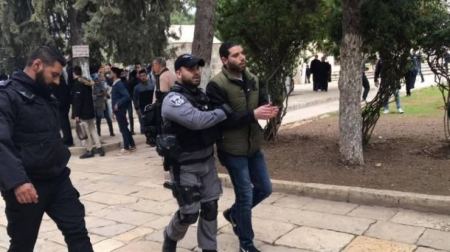 الاحتلال يعتقل عددًا من الشبان في القدس