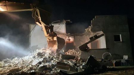 رام الله: الاحتلال يهدم منزل الأسير قسام البرغوثي في كوبر وسط مواجهات