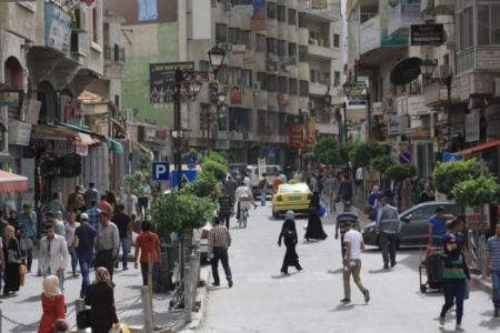تجار من رام الله يتحدون قرار الحكومة بفتح محالهم التجارية، والغرفة التجارية: سنوصل صوتهم للمسؤولين