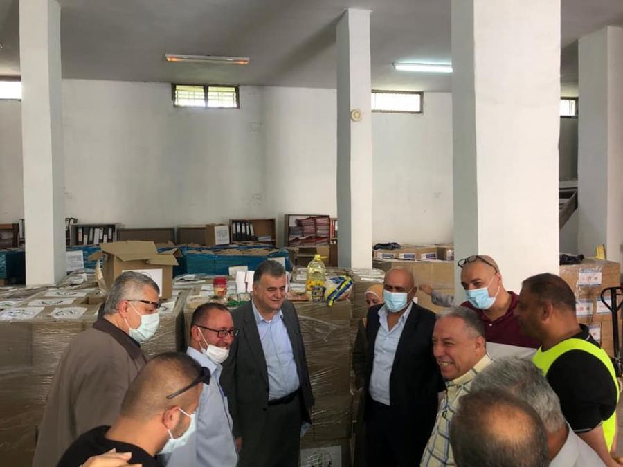 محافظ جنين يتسلم 1000 طرد غذائي من الإتحاد العام لنقابات عمال فلسطين