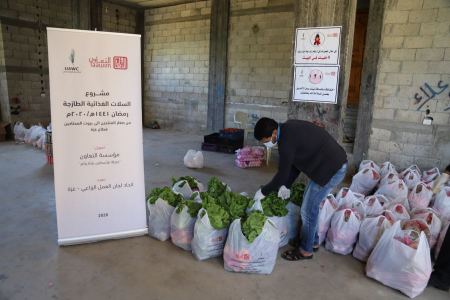 العمل الزراعي يبدأ بتوزيع 4000 طرد غذائي على الأسر الفقيرة في قطاع غزة