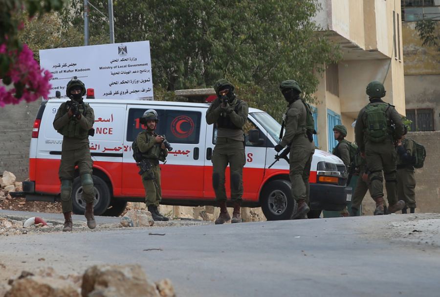 الاحتلال يصيب 3 مواطنين بالرصاص الحي ويعتقل أسيرا محررا في جبع